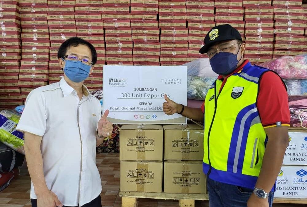 Hand over of 300 gas stoves to the flood victims in Lanchang, Pahang.