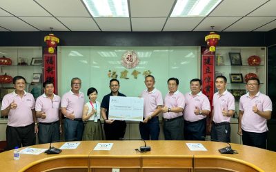 LBS Foundation donated RM20k to the Persatuan Hokkien Batu Pahat, Johor
