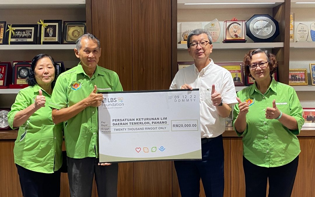 LBS Foundation donated RM 20,000 to the Lim Association, Temerloh Branch