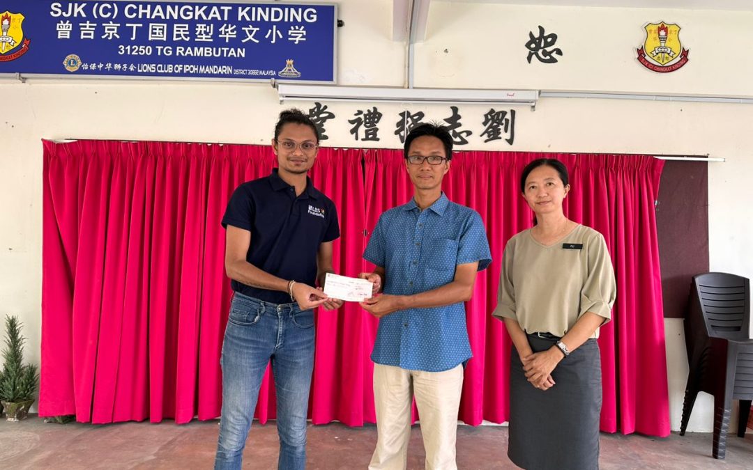 Donation to Parents Teachers Association of SRJK (C) Changkat Kinding